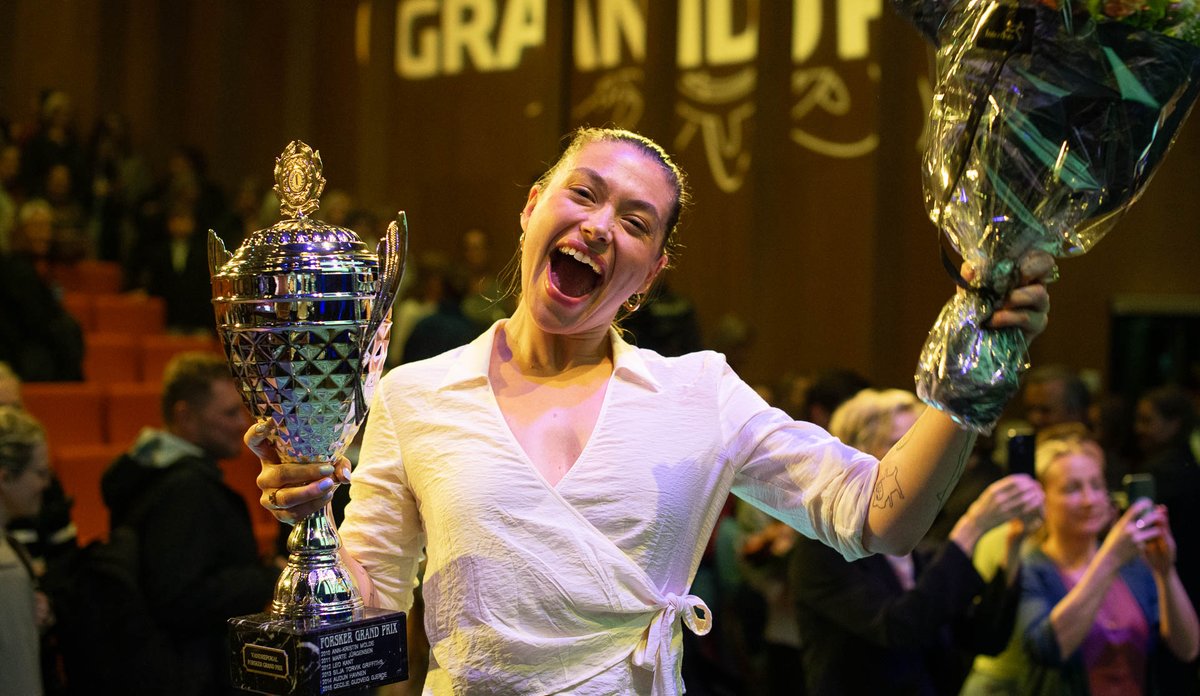 kvinne som feirer med pokal og bukett