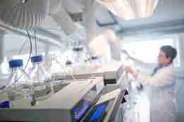 bilde av person i laboratorium