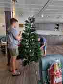 To menn pynter juletreet