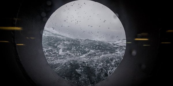 

Stormfull sjø sett gjennom kuøyet